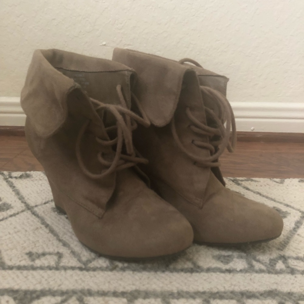 Nine West Georgiananli tan suede booties